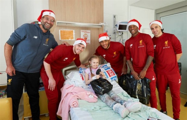 Klopp dẫn đầu Lữ Đoàn Đỏ 'tấn công' bệnh viện tại Liverpool - Bóng Đá