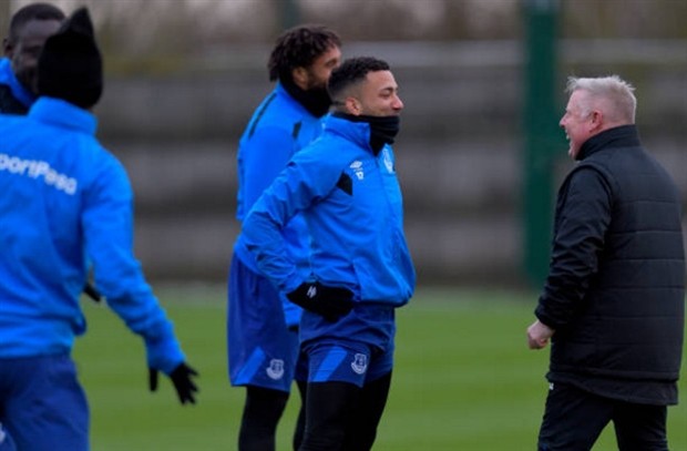 Big Sam vắng mặt, sân tập Everton mở hội - Bóng Đá