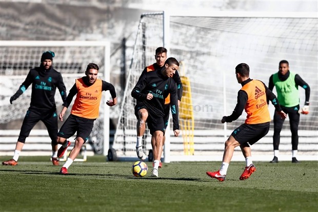 Bạn gái vừa sinh, Ronaldo đã bỏ đi tập luyện - Bóng Đá