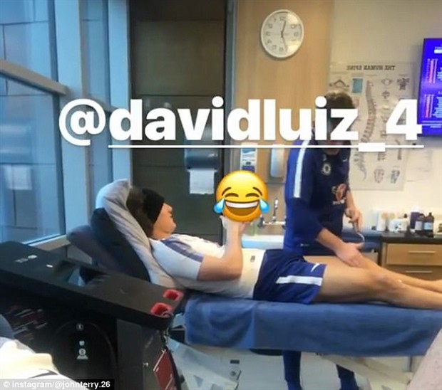 John Terry hớn hở khi trở lại Chelsea điều trị chấn thương - Bóng Đá