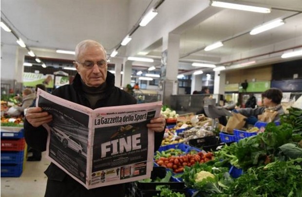 Người dân Italia 'chăm chỉ' đọc báo sau bi kịch tại San Siro - Bóng Đá