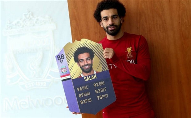 Salah 'đơ người' khi nhận giải cầu thủ xuất sắc - Bóng Đá
