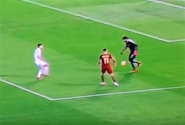 Thủ thành AS Roma gây sốt khi cản được Panenka dù suýt té - Bóng Đá