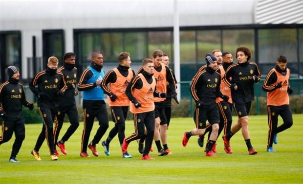 Maradona mướt mồ hôi biểu diễn trước lớp hậu bối tại Ấn Độ - Bóng Đá