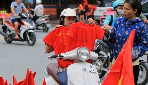 Cờ đỏ sao vàng tràn ngập phố phường trước giờ G - Bóng Đá