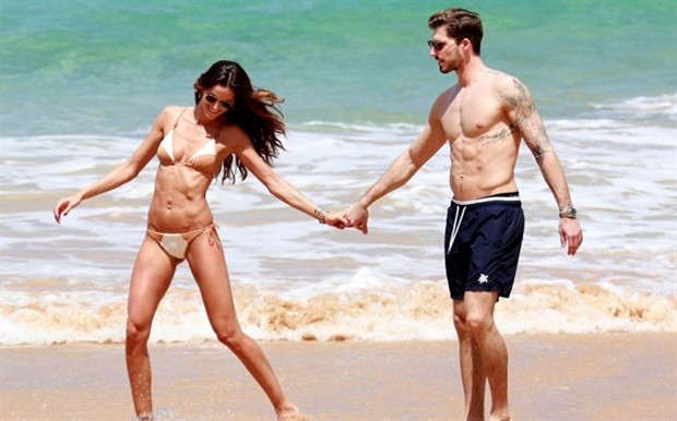 Bị thất sủng tại PSG, Trapp ra biển xả hơi bên người đẹp - Bóng Đá