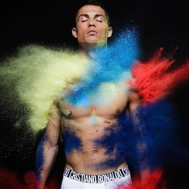 Ra mắt mẫu đồ lót mới, Ronaldo để lộ body siêu chuẩn  - Bóng Đá