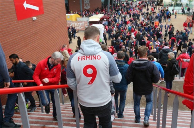 Vượt bão chỉ trích, Salah vẫn tươi cười xuất hiện tại Anfield - Bóng Đá