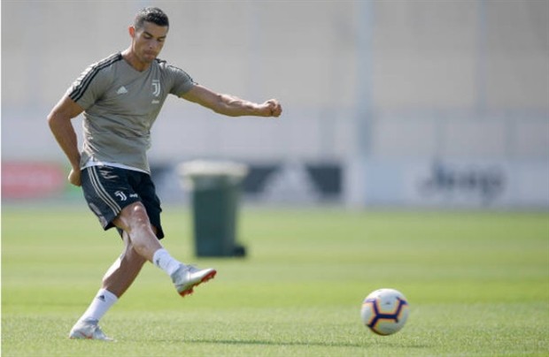 Allegri lặng lẽ mỉm cười ngắm Ronaldo tập luyện - Bóng Đá
