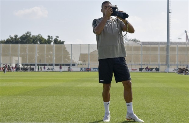 Vừa tới Emirates, dàn sao Swansea đã tranh thủ tự sướng - Bóng Đá