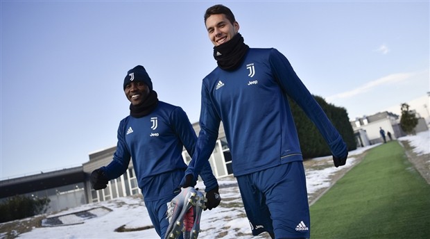 Dàn sao Juventus thích thú nghịch tuyết trên sân tập - Bóng Đá
