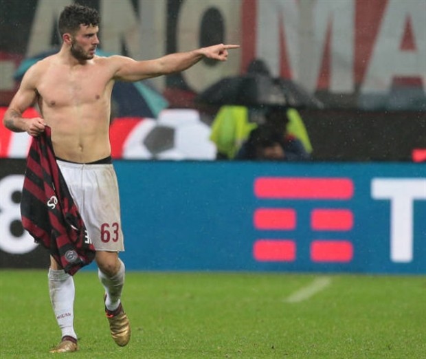 Đưa Milan vào bán kết, người hùng Cutrone chẳng ngại 'ăn thẻ' - Bóng Đá