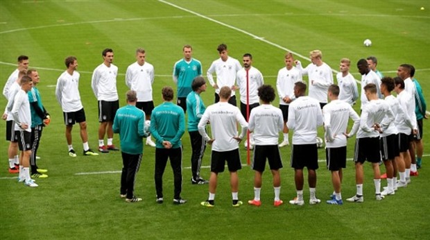 Bỏ qua 'cái tát' tại World Cup, Sane vẫn hồ hởi gặp Low - Bóng Đá