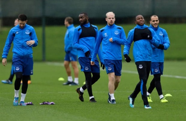 Hết hy vọng tại châu Âu, Rooney và đồng đội bày đủ trò trên sân tập - Bóng Đá