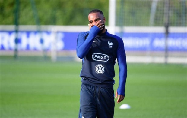 Sao Arsenal cười tít mắt vì mái tóc của Griezmann - Bóng Đá