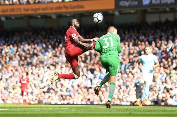 Ederson tự tin khoe thẹo sau cú vào bóng của Mane - Bóng Đá