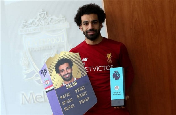 Salah 'đơ người' khi nhận giải cầu thủ xuất sắc - Bóng Đá