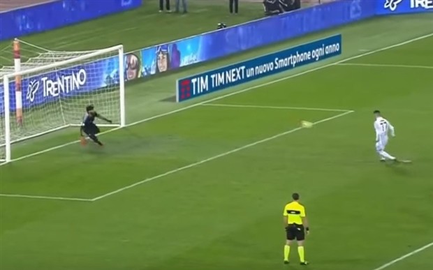 Thủ thành AS Roma gây sốt khi cản được Panenka dù suýt té - Bóng Đá