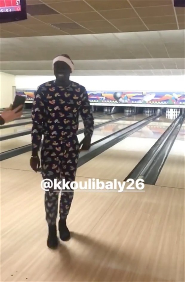 Dàn sao Napoli rủ nhau mặc đồ ngủ đi chơi bowling - Bóng Đá