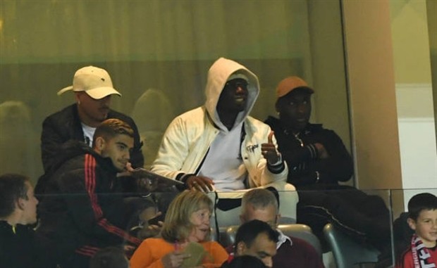 Man Utd thất bại, Pogba cười hả hê trên khán đài - Bóng Đá