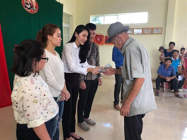 Công Vinh giản dị cùng vợ đi cứu trợ đồng bào miền Trung - Bóng Đá