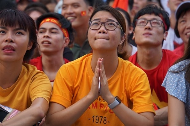 NHM thất thần nhìn Tiến Dũng vào lưới nhặt bóng - Bóng Đá
