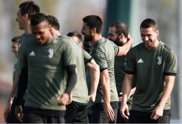 'Hàng hiệu' Higuain cười thả ga cùng đồng đội trước ngày rời Italia - Bóng Đá