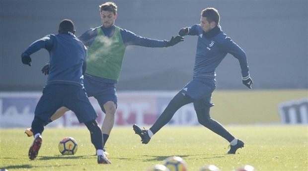 Dàn sao Juventus thích thú nghịch tuyết trên sân tập - Bóng Đá