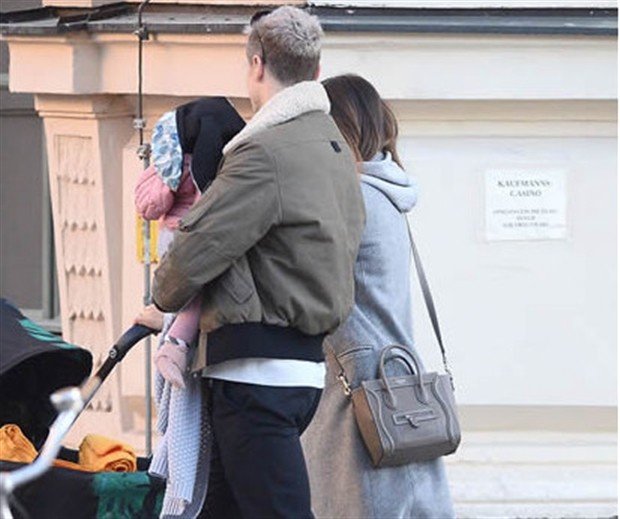 Lewandowski hạnh phúc bồng con cùng vợ đi dạo phố - Bóng Đá