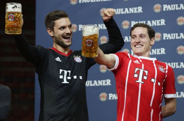 Quên đi thất bại, sao Bayern nâng ly cùng người hâm mộ - Bóng Đá
