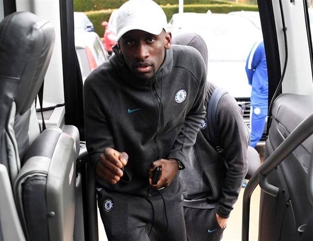 Morata bị đồng đội chơi khăm trong lúc lên đường sang Azerbaijan - Bóng Đá