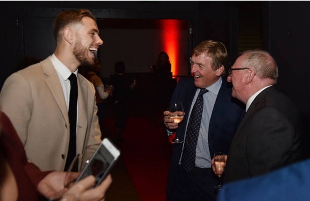 Nhiều thế hệ ngôi sao của Liverpool hội tụ chúc mừng King Dalglish - Bóng Đá