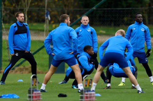 Hết hy vọng tại châu Âu, Rooney và đồng đội bày đủ trò trên sân tập - Bóng Đá