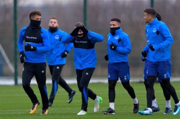 Big Sam vắng mặt, sân tập Everton mở hội - Bóng Đá