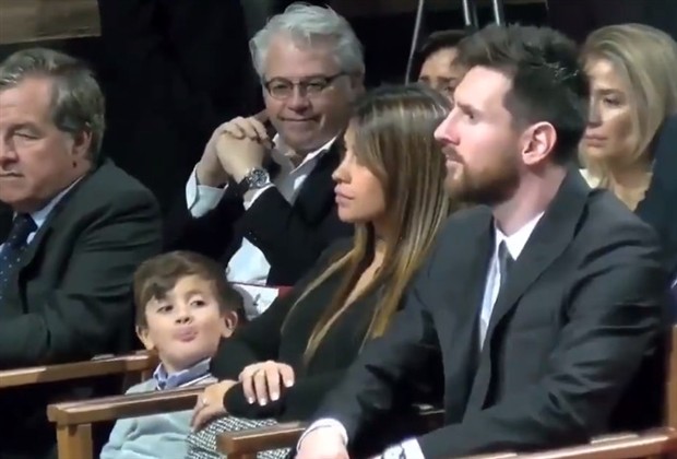 Mặc kệ bố, con trai của Messi liên tục làm trò với Suarez - Bóng Đá