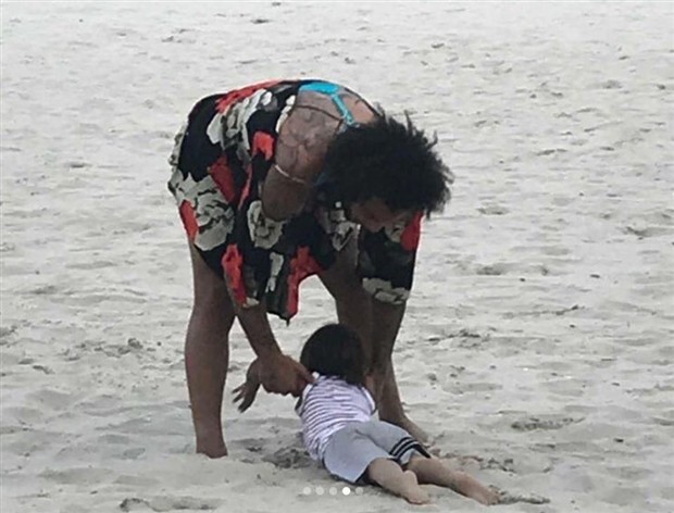 Về lại quê nhà chưa lâu, Marcelo bỗng dưng trở thành phụ nữ - Bóng Đá