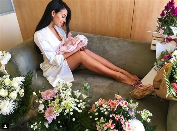 Bạn gái vừa sinh, Ronaldo đã bỏ đi tập luyện - Bóng Đá