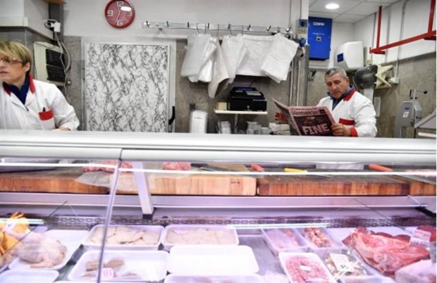 Người dân Italia 'chăm chỉ' đọc báo sau bi kịch tại San Siro - Bóng Đá