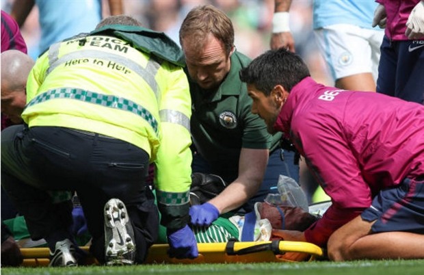Ederson tự tin khoe thẹo sau cú vào bóng của Mane - Bóng Đá