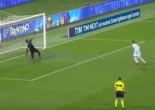 Thủ thành AS Roma gây sốt khi cản được Panenka dù suýt té - Bóng Đá