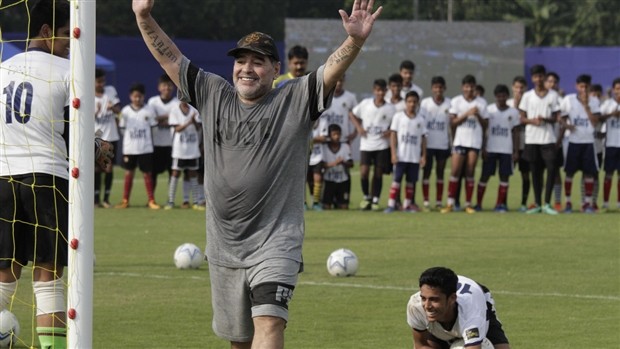 Maradona mướt mồ hôi biểu diễn trước lớp hậu bối tại Ấn Độ - Bóng Đá