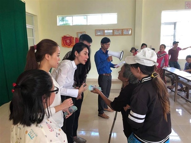 Công Vinh giản dị cùng vợ đi cứu trợ đồng bào miền Trung - Bóng Đá