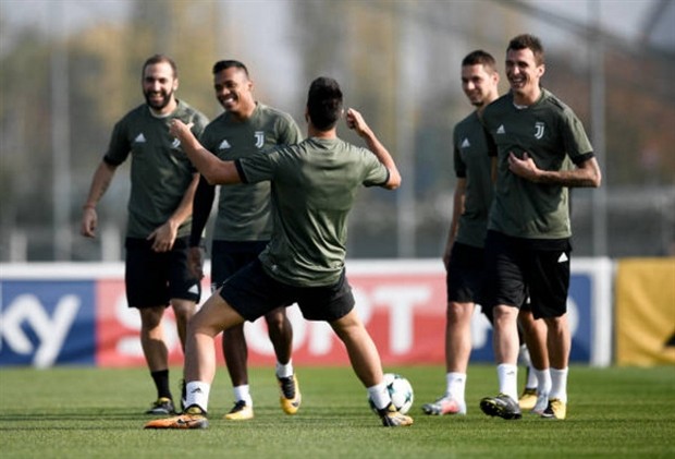 'Hàng hiệu' Higuain cười thả ga cùng đồng đội trước ngày rời Italia - Bóng Đá