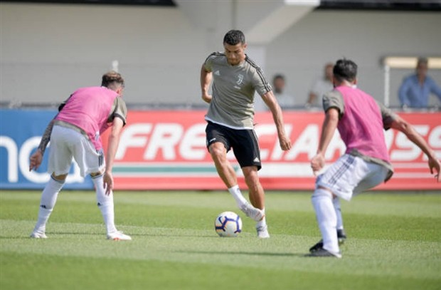 Allegri lặng lẽ mỉm cười ngắm Ronaldo tập luyện - Bóng Đá
