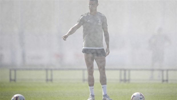 Vừa tới Emirates, dàn sao Swansea đã tranh thủ tự sướng - Bóng Đá