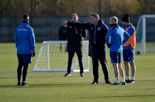 Big Sam trầm lắng trong buổi tập đầu tiên tại Everton - Bóng Đá