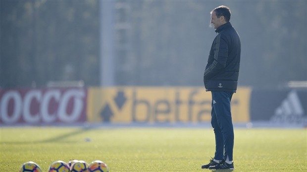 Dàn sao Juventus thích thú nghịch tuyết trên sân tập - Bóng Đá