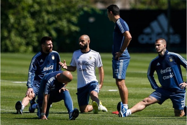Buổi tập 'nặng nề' của Messi và các đồng đội tại tuyển Argentina - Bóng Đá