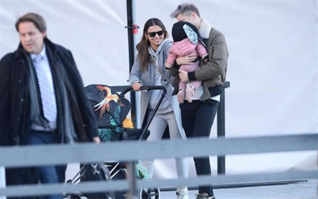 Lewandowski hạnh phúc bồng con cùng vợ đi dạo phố - Bóng Đá