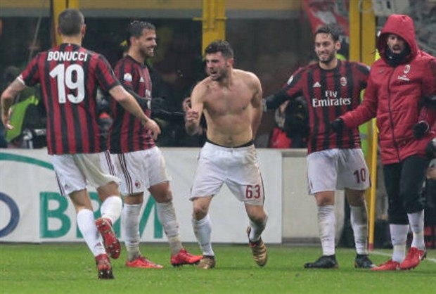 Đưa Milan vào bán kết, người hùng Cutrone chẳng ngại 'ăn thẻ' - Bóng Đá